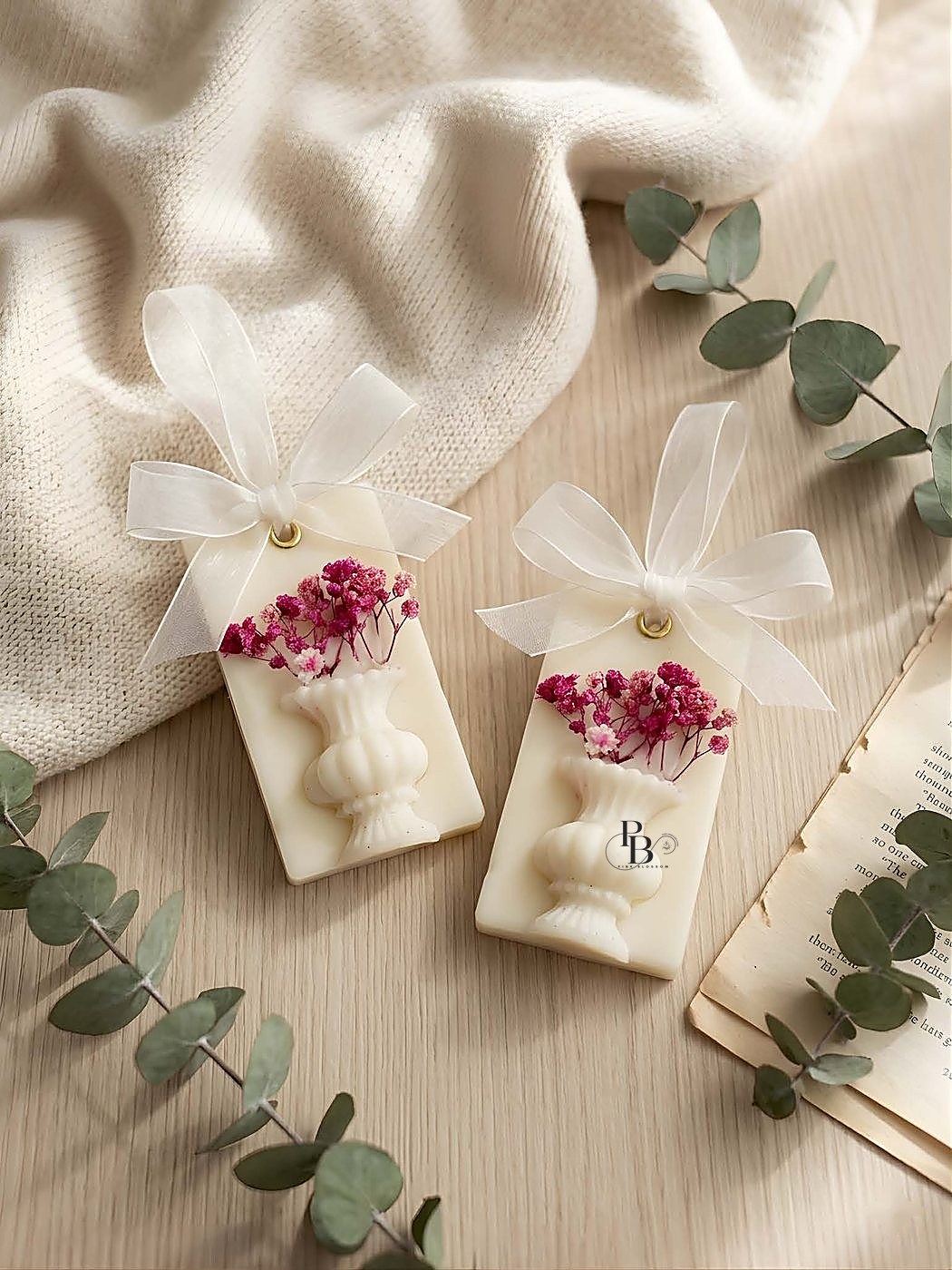Wax sachets with vase reliefs holding dried pink flowers, handmade soy wax, Pink Blossom bulk order