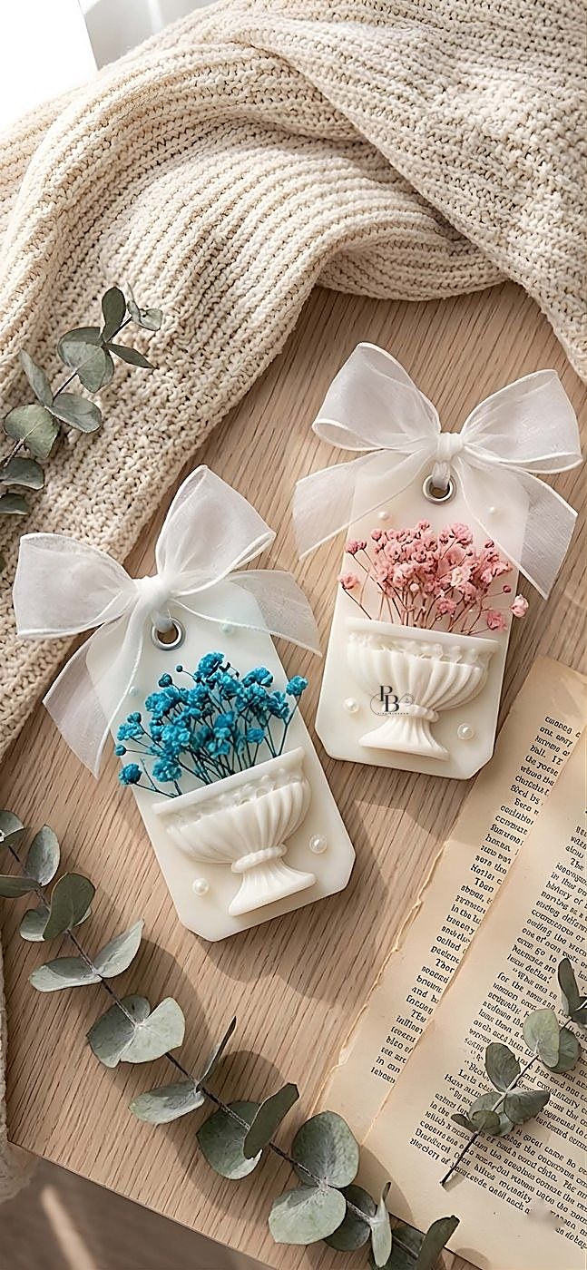 Wax sachets with urn reliefs holding blue and pink dried flowers, handmade soy wax, Pink Blossom bulk order